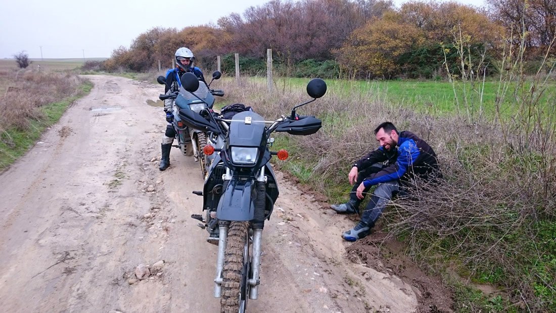 Descansando ante las motos con neumáticos trail