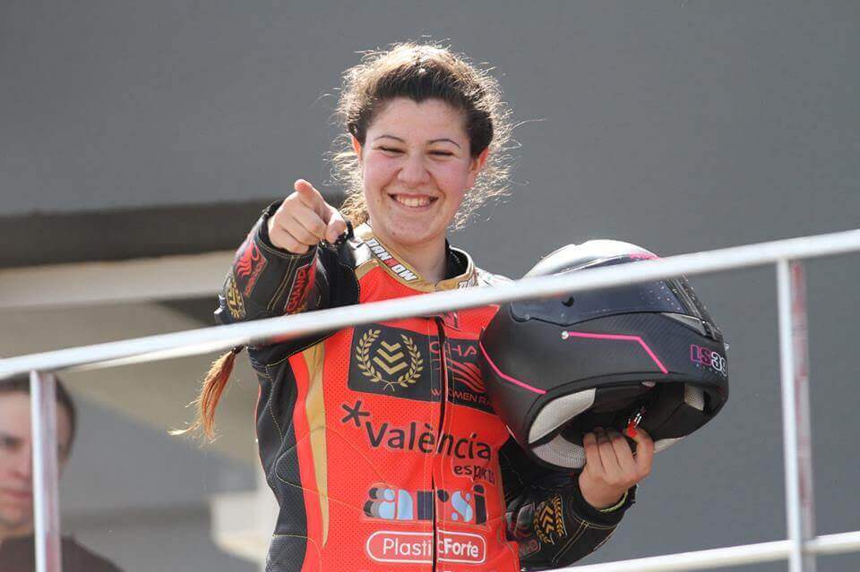 Pakita Ruiz campeona de España de Motociclismo saluda