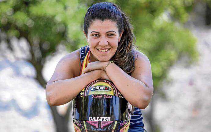 Pakita Ruiz campeona de España de Motociclismo sonriendo