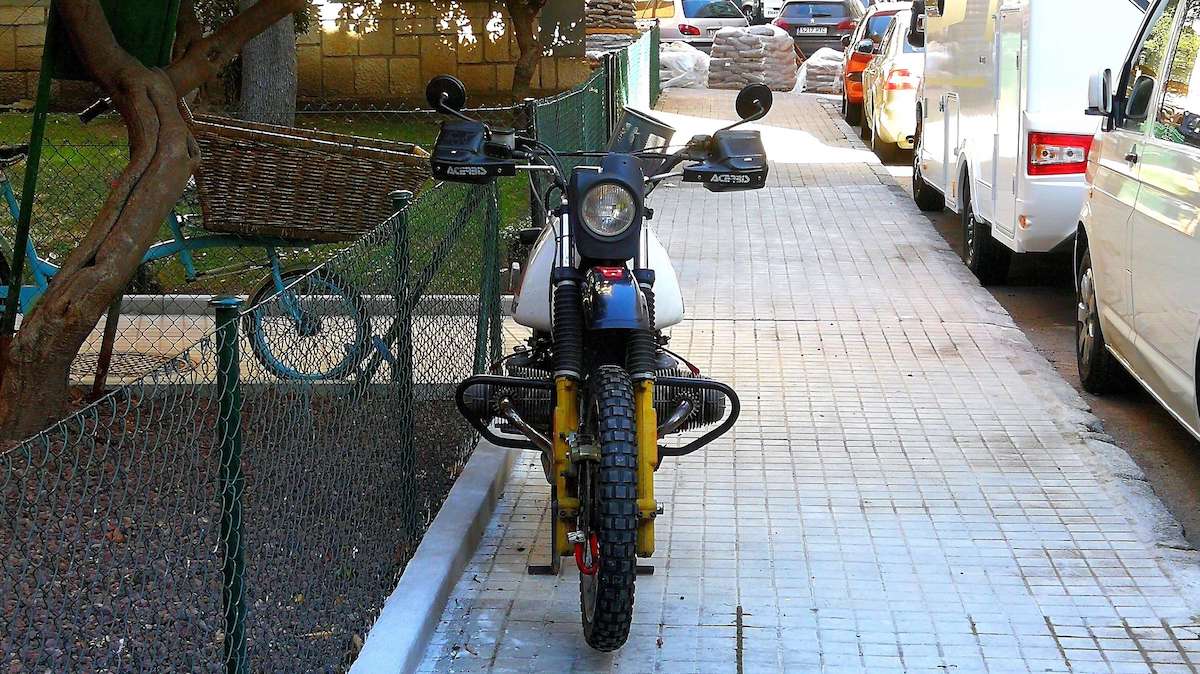 BMW R 80 GS aparcada en la calle