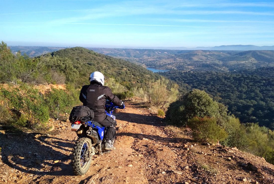 Moto trail en un paisaje espectacular