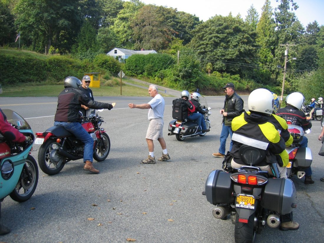 Grupo de motos paradas en un checkpoint