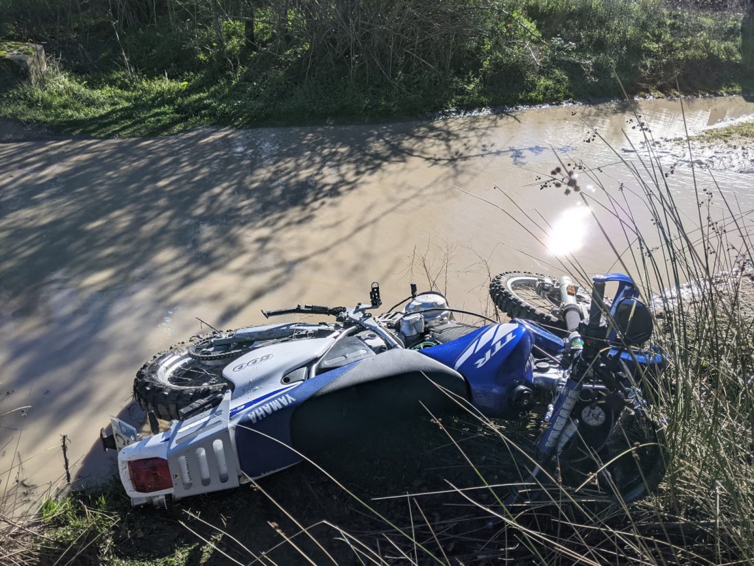 Yamaha TTR tumbada en el barro