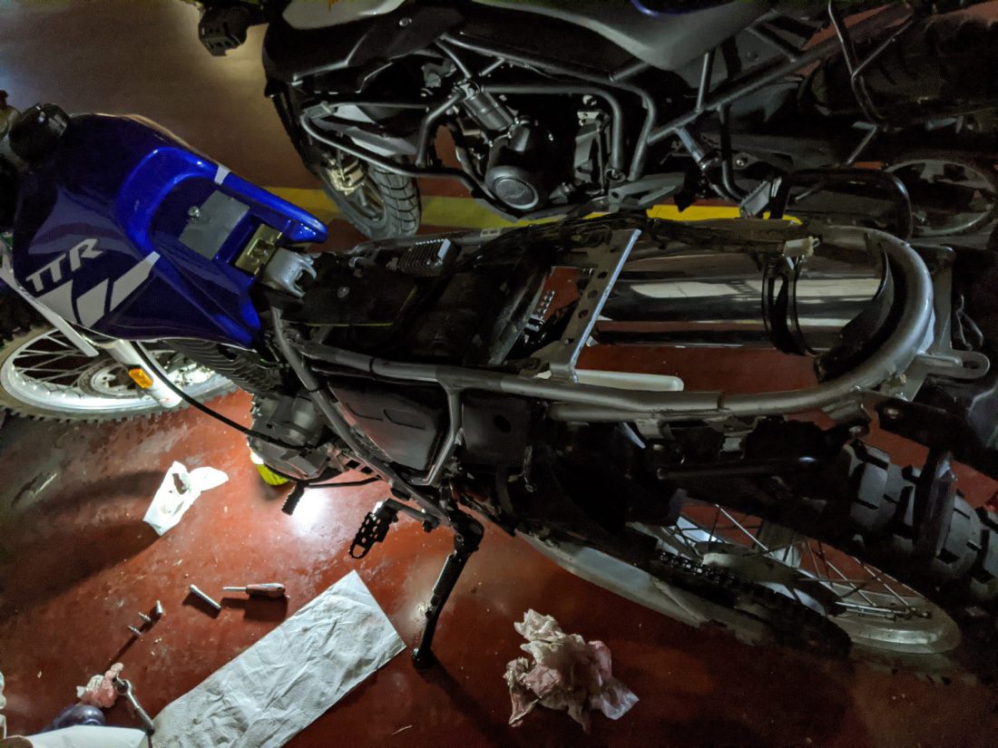 Yamaha TTR 600 RE desmontada en el taller mecánico