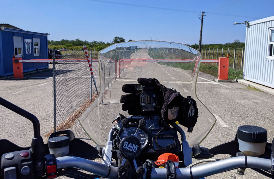 Moto esperando en la aduana de la frontera Rumanía  - Serbia