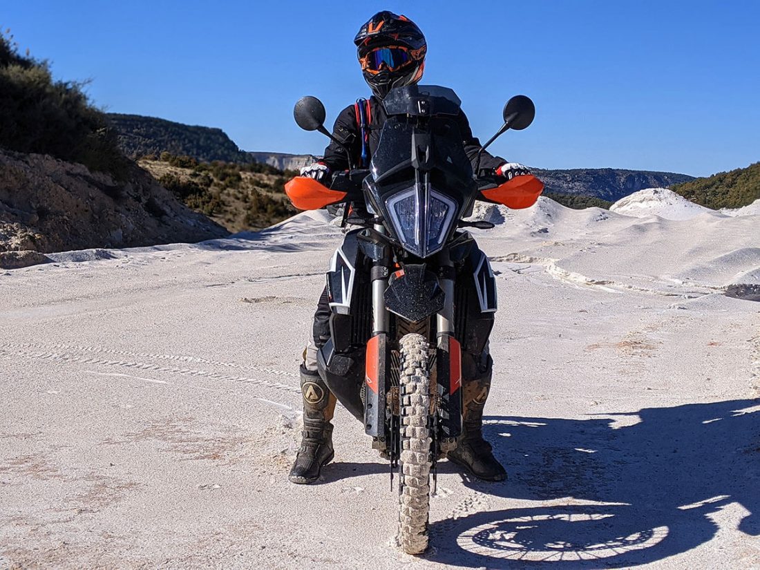 Piloto y moto KTM 790 Adventure posando de frente en una mina en Cuenca