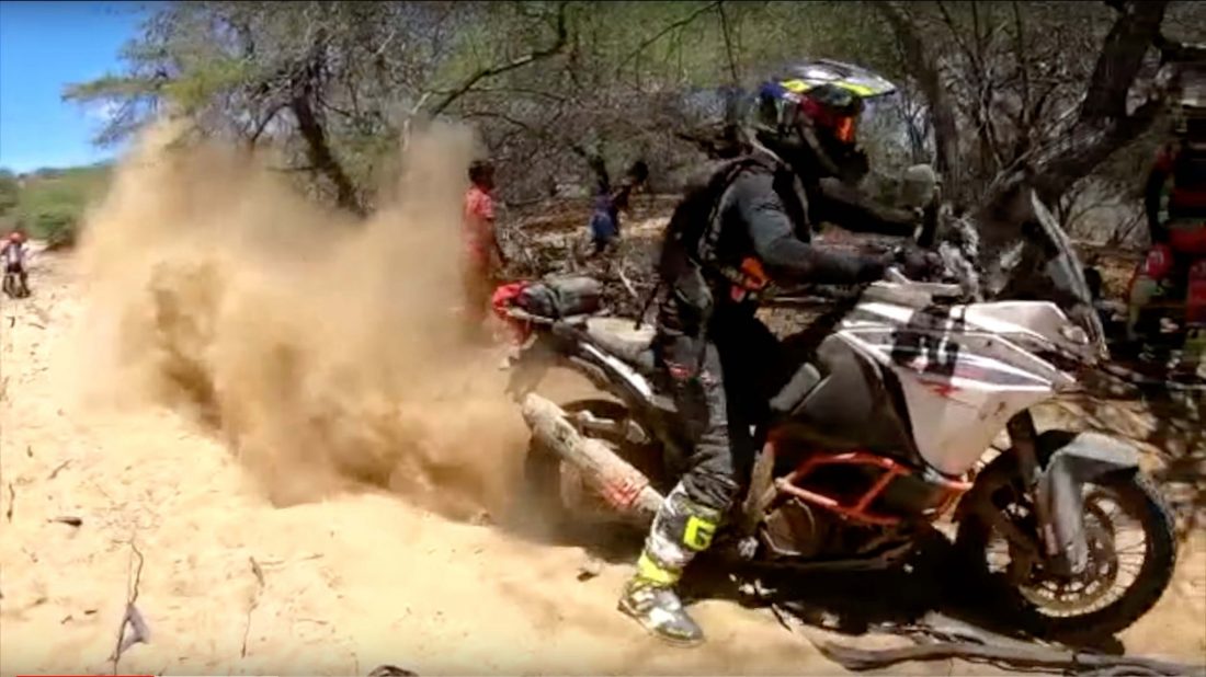 Extracto del vídeo "El rey guajiro", una moto KTM 1090 escupiendo arena tratando de salir del atasco