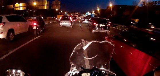 lane-splitting conduciendo entre coches