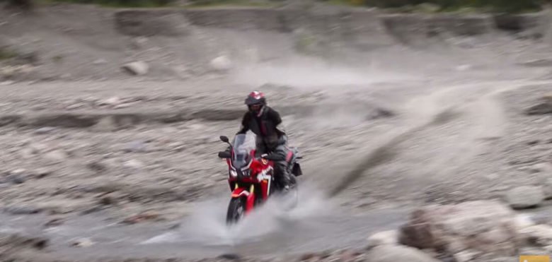 honda-africa-twin vadeando un rio