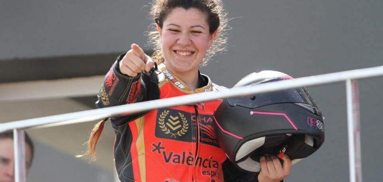 Pakita Ruiz campeona de España de Motociclismo saluda