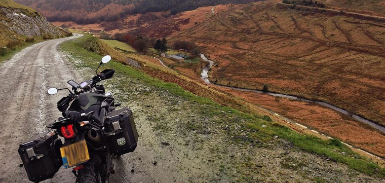 triumph tiger bajo la lluvia en Brecon Beacon, Gran Bretaña