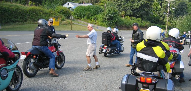 Grupo de motos paradas en un checkpoint