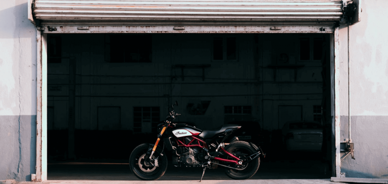 Moto Indian en garaje