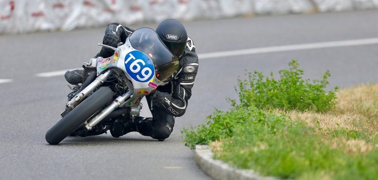 Moto Guzzi tumbando en una curva durante una carrera urbana