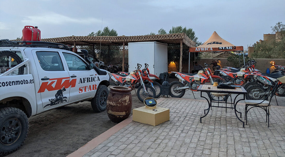 Coche y motos de Africa Star alquiler de motos en el desierto