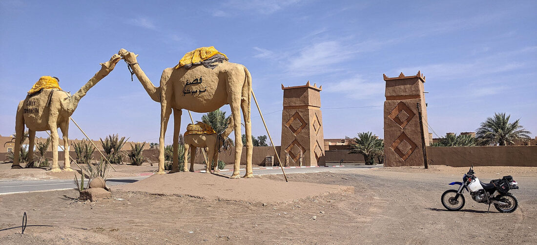Dos figuras gigantes de camellos a la entrada de un gran hotel.